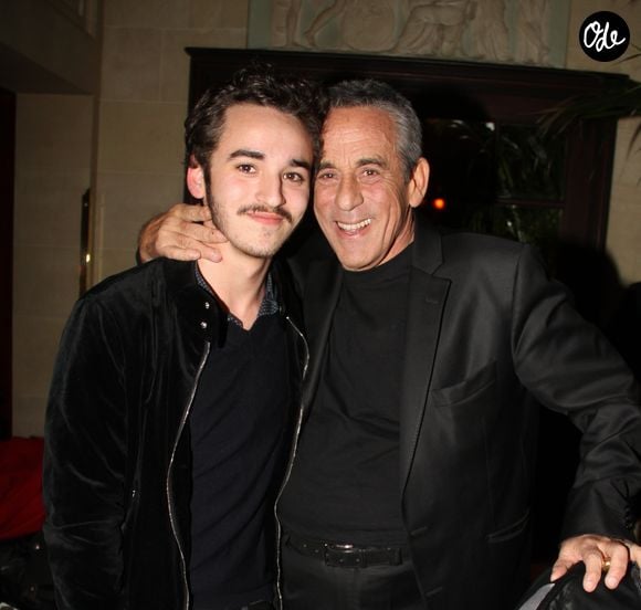 Il y a un peu plus d'un an, Gaston, Manon et Ninon Ardisson perdaient leur pilier. Leur papa, Thierry Ardisson.

Thierry Ardisson et son fils Gaston Ardisson lors du cocktail de lancement du magazine Façade 16 à l'hôtel Costes à Paris.

© Philippe Baldini/Bestimage