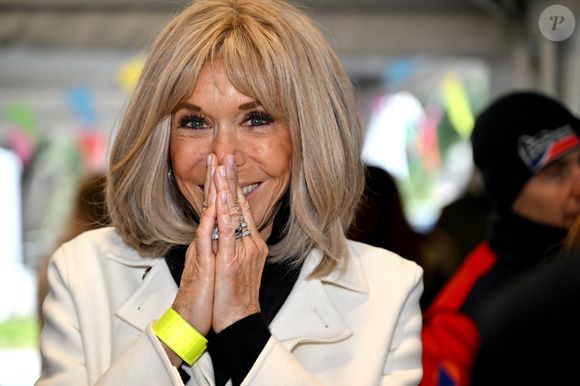 Clôture de l'opération de collecte de fonds "Pièces Jaunes", destinée à améliorer la vie des enfants hospitalisés, au Jardin Albert 1er, à Nice, France, le 7 février  2025, en présence de la Première dame française, Brigitte Macron, la présidente de la Fondation Hôpitaux de Paris-Hôpitaux de France, du sélectionneur de l'équipe de France de football, Didier Deschamps le parrain de l'opération Pièces Jaunes, de Christian Estrosi, le maire de Nice, sa femme, Laura Tenoudji Estrosi, d'Anne Barrère, la vice-présidente de la Fondation Hôpitaux de Paris-Hôpitaux de France, Philippe Wahl, le président-directeur général du Groupe La Poste, de José Cobos, ancien capitaine de l'OGC Nice et conseiller municipal de la ville de Nice délégué à l'évènementiel sportif, et du compositeur du morceau caritatif "Les P'tits Soleils", l'hymne des Pièces Jaunes, John Mamann. Ce titre a été chanté sur la scène par Eugie, Sab, Julien Esmée, Vernis Rouge... et les personnalités. Mme Macron et Didier Deschamps ont fait, comme à leur habitude, le tour des diffèrents stands des associations et des partenaires, comme Carrefour, la Fondrtion Lenval, le CHU, la Poste et la Banque de France où ils ont fait la pesée des pièces jaunes... mais l'arrêt le plus surprenant fut sur le stand du Nice Azur Boxe où le coach des Bleus et Mme Macron n'ont pas hésité à mettre les gants pour quelques échanges avec les boxeurs présents.  © Bruno Bebert/Bestimage