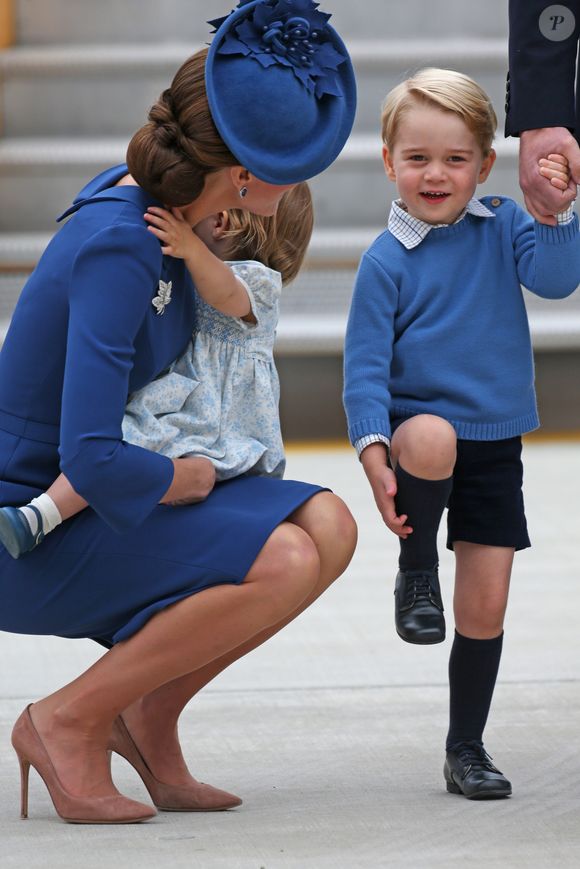 Le prince William, duc de Cambridge (robe Jenny Packham, chapeau Lock & Co) et Catherine (Kate) Middleton, duchesse de Cambridge (robe Jenny Packham, chapeau Lock & Co), accompagnés de leurs enfants, le prince Georges et la princesse Charlotte, visitent la Colombie-Britannique et le Yukon au Canada. Le couple royal est arrivé à l’aéroport de Victoria où il a été accueilli par le Premier ministre Justin Trudeau et sa femme Sophie Grégoire Trudeau. Canada, le 24 septembre 2016.
