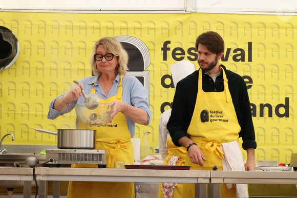 Luana Belmondo et son fils Alessandro Belmondo font la cuisine lors du 20ème Festival du Livre gourmand au Théâtre de Périgueux, le 15 novembre 2025.
© Jean-Marc Lhomer / Bestimage