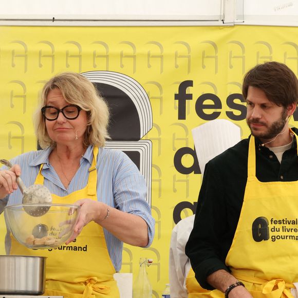 Luana Belmondo et son fils Alessandro Belmondo font la cuisine lors du 20ème Festival du Livre gourmand au Théâtre de Périgueux, le 15 novembre 2025.
© Jean-Marc Lhomer / Bestimage