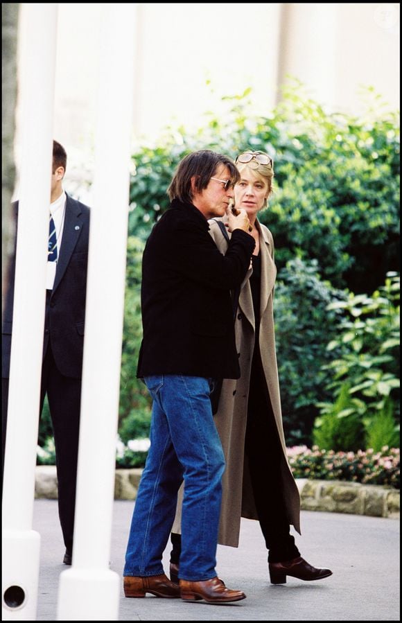 Archives - Jacques Dutronc et François Hardy à Paris pour la photo souvenir des 50 ans de Paris Match en 1999.