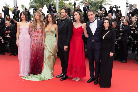 Dakota Johnson, Ro Donnelly, Adria Arjona, Kyle Marvin, Emily Korteweg, Michael Angelo Covino, Sam Racanelli - Montée des marches du film « Highest 2 Lowest  » lors du 78ème Festival International du Film de Cannes, au Palais des Festivals à Cannes. Le 19 mai 2025
© Olivier Borde/ Bestimage