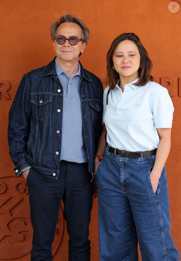 Laura Felpin et son père au village lors des Internationaux de France de tennis de Roland Garros 2024, à Paris, France, le 7 juin 2024. © Jacovides-Moreau/Bestimage