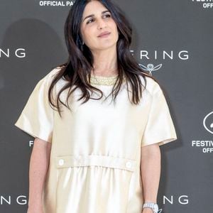 Ne rentrant pas encore dans ses anciens vêtements, elle a expliqué s'être acheté des escarpins Chanel afin de se sentir jolie après son accouchement.
Photocall de Kering Women in Motion : Géraldine Nakache lors du 79ème Festival International du Film de Cannes (12 - 23 mai 2026), le 18 mai 2026.
© Olivier Borde / Bestimage