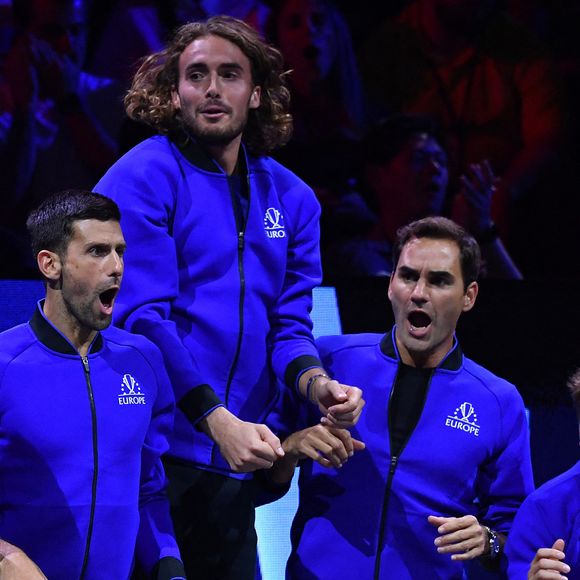 Roger Federer , Rafael Nadal, Stefanos Tsitsipas, Novak Djokovic - Tennis : Roger Federer, tire sa révérence en larmes, lors de Laver Cup à l'O2 Arena de Londres le 23 septembre 2022. La paire Federer/Nadal (Europe) s'est inclinée face à Sock/Tiafoe (Reste du monde) 4-6, 7-6 (7/2), 11-9.
© Antoine Couvercelle / Panoramic / Bestimage
