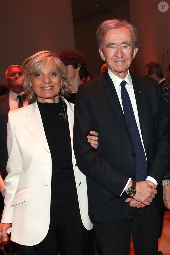 Il est ainsi le premier Français du classement des plus grosses fortunes mondiales.
Bernard Arnault et sa femme Hélène Arnault - Vernissage de l’Exposition "Basquiat X Warhol à quatre mains" à La Fondation Louis Vuitton à Paris le 3 Avril 2023. © Bertrand Rindoff / Bestimage