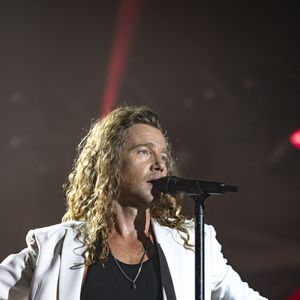 Julien Doré en concert au festival du Printemps de Pérouges au Château de Saint-Maurice-de-Rémens (01) le 25 juin 2025. © Sandrine Thesillat / PsNewZ / Bestimage