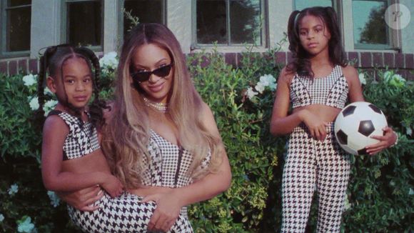 Venue présenter son album Cowboy Carter, paru en 2024, la chanteuse n'était pas seule à faire le voyage en France. 

La nouvelle campagne de pub de la marque de Beyonce "Ivy Park" en collaboration avec Adidas. Backgrid UK/ Bestimage
