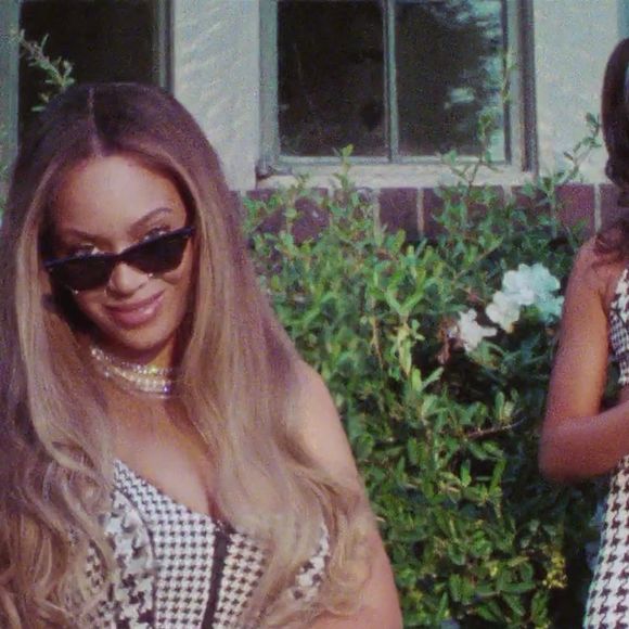 Venue présenter son album Cowboy Carter, paru en 2024, la chanteuse n'était pas seule à faire le voyage en France. 

La nouvelle campagne de pub de la marque de Beyonce "Ivy Park" en collaboration avec Adidas. Backgrid UK/ Bestimage