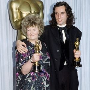 Oscar de la meilleure actrice dans un second rôle pour "My Left Foot", Brenda Fricker a marqué l'histoire du cinéma bien avant son rôle culte dans la saga Maman, j'ai raté l'avion.
Brenda Fricker (meilleure actrice dans un second rôle) et Daniel Day-Lewis (meilleur acteur) lors de la 62e cérémonie des Oscars, le 26 mars 1990. Photo : The Hollywood Archive/Avalon/ABACAPRESS.COM