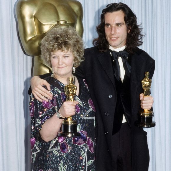 Oscar de la meilleure actrice dans un second rôle pour "My Left Foot", Brenda Fricker a marqué l'histoire du cinéma bien avant son rôle culte dans la saga Maman, j'ai raté l'avion.

Brenda Fricker (meilleure actrice dans un second rôle) et Daniel Day-Lewis (meilleur acteur) lors de la 62e cérémonie des Oscars, le 26 mars 1990. Photo : The Hollywood Archive/Avalon/ABACAPRESS.COM