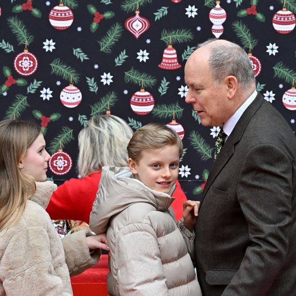 Le Prince Albert II de Monaco, la Princesse Charlène et leurs enfants la Princesse Gabriella et le Prince Héréditaire Jacques ont accueilli les enfants monégasques lors du traditionnel arbre de Noël au Palais de Monaco le 17 décembre 2025. Photo par Bruno Bebert/Pool/ABACAPRESS.COM