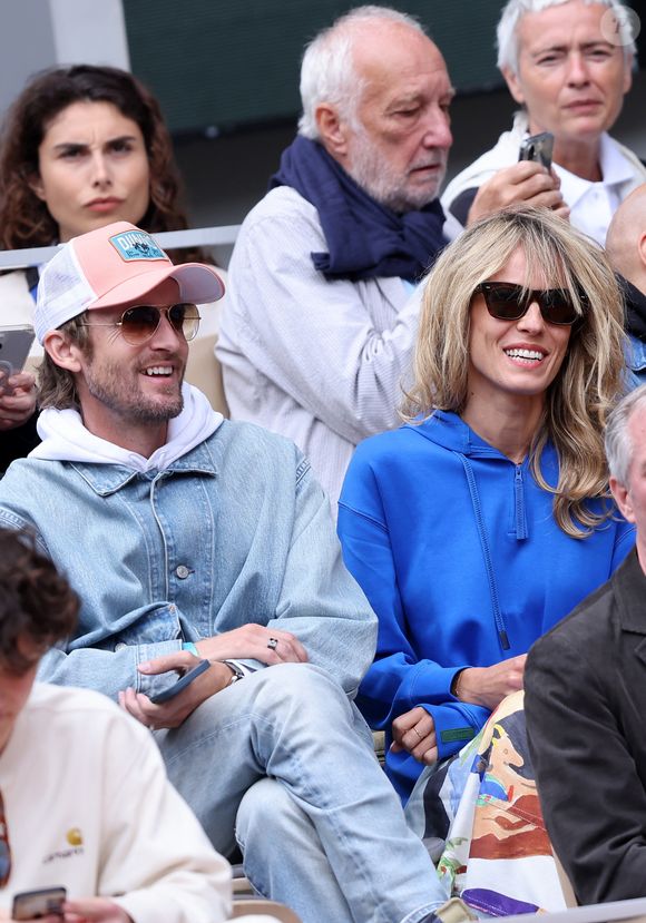 Philippe Lacheau et Elodie Fontan dans les tribunes lors des Internationaux de France de Tennis de Roland Garros 2025, à Paris, France, le 27 mai 2025. © Jacovides-Moreau/Bestimage