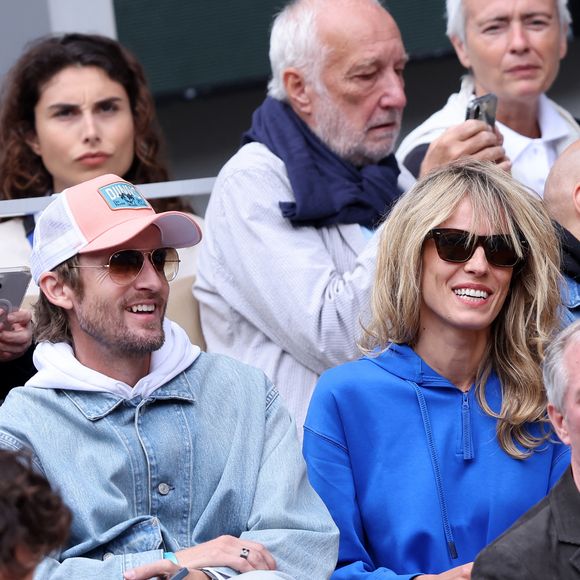 Philippe Lacheau et Elodie Fontan dans les tribunes lors des Internationaux de France de Tennis de Roland Garros 2025, à Paris, France, le 27 mai 2025. © Jacovides-Moreau/Bestimage