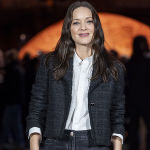 Il s'agit de la 9ème collaboration de l'ancien couple. 

Marion Cotillard - Photo Call du Défilé de mode Chanel Collection Printemps-Été 2026 dans le cadre de la Fashion Week de Paris, France, le 6 octobre 2025.
 © Olivier Borde / Bestimage