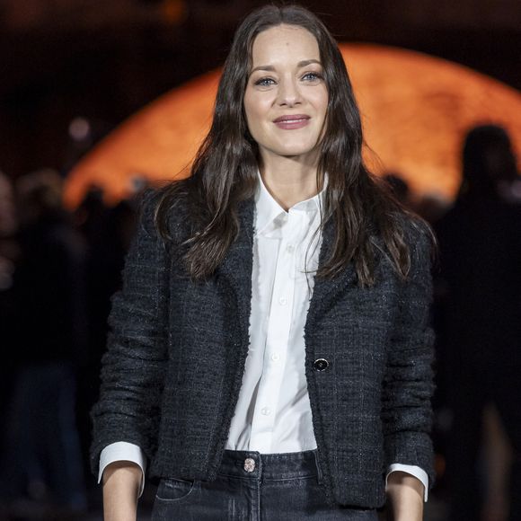 Il s'agit de la 9ème collaboration de l'ancien couple. 

Marion Cotillard - Photo Call du Défilé de mode Chanel Collection Printemps-Été 2026 dans le cadre de la Fashion Week de Paris, France, le 6 octobre 2025.
 © Olivier Borde / Bestimage