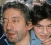 La comédienne raconte notamment son souvenir des fameux paquets de Yes présents dans la cuisine.

En France, à Paris, Serge Gainsbourg chez lui avec sa fille Charlotte dans son hotel particulier de la rue de Verneuil, posant au milieu de son bric-à-brac où il entasse des objets hétéroclites en mai 1985. © Michel Marizy via Bestimage