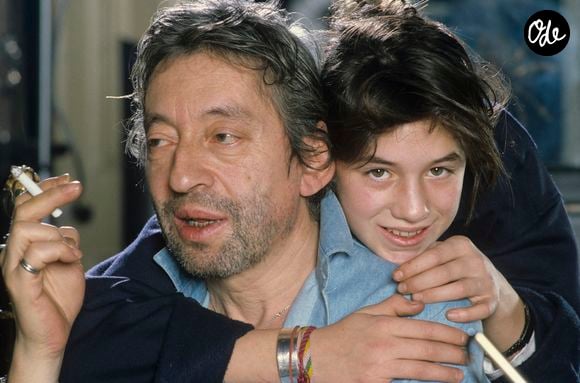 La comédienne raconte notamment son souvenir des fameux paquets de Yes présents dans la cuisine.

En France, à Paris, Serge Gainsbourg chez lui avec sa fille Charlotte dans son hotel particulier de la rue de Verneuil, posant au milieu de son bric-à-brac où il entasse des objets hétéroclites en mai 1985. © Michel Marizy via Bestimage