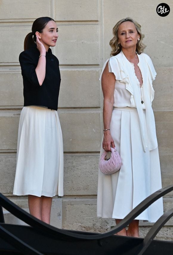 Le couple forme une famille recomposée de quatre enfants.
Caroline Roux et sa fille Rosalie - Personnalités à la sortie de la cérémonie de remise de légion d'honneur de Jean-Paul Bigard, Pdg de l'entreprise éponyme, au palais de l'Elysée à Paris le 27 mai 2026. © Christian Liewig / Bestimage