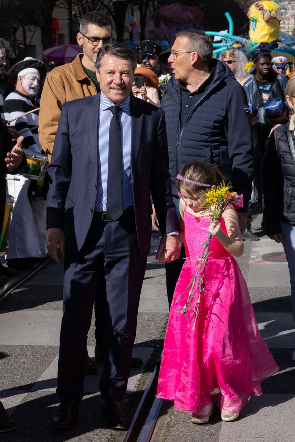 Christian Estrosi, le maire de Nice, sa fille Bianca, son 1er adjoint Anthony Borré et Graig Monetti, l'adjoint au maire de Nice, délégué à l’événementiel, à la jeunesse et à l'égalité des chances, ont lancé "La Carnavalina", une déambulation d'artistes, musiciens, jongleurs, acrobates..., le long de l'avenue Jean Médecin en prémice à la soirée d'ouverture de la 140eme édition du Carnaval de Nice "Roi des Oceans" à Nice, le 15 février 2025.
Crédit : Bruno Bebert / Bestimage