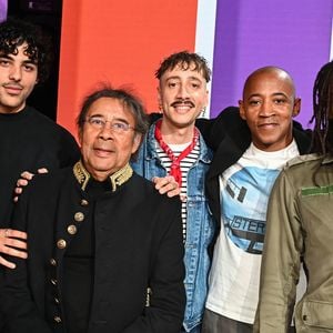 Laurent Voulzy et ses fils Quentin, Cliff, Nicolas et Julien Voulzy lors du backstage de l'enregistrement de l'émission "Famille je vous aime" qui a été diffusée le 13 juin 2025 sur France 3, aux Studios rive gauche à Paris, France, le 15 avril 2025.

© Clovis-Gaffiot/Bestimage