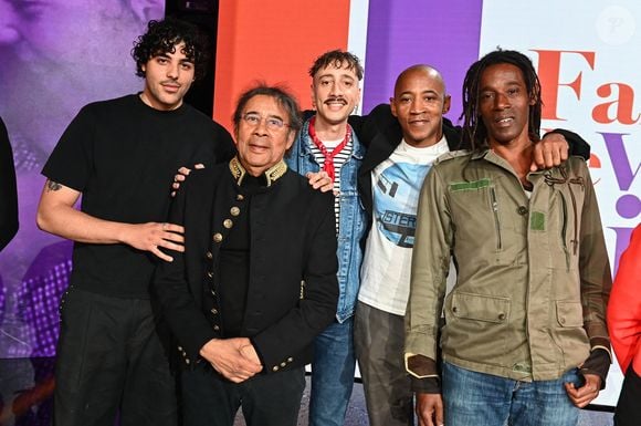 Laurent Voulzy et ses fils Quentin, Cliff, Nicolas et Julien Voulzy lors du backstage de l'enregistrement de l'émission "Famille je vous aime" qui a été diffusée le 13 juin 2025 sur France 3, aux Studios rive gauche à Paris, France, le 15 avril 2025.

© Clovis-Gaffiot/Bestimage