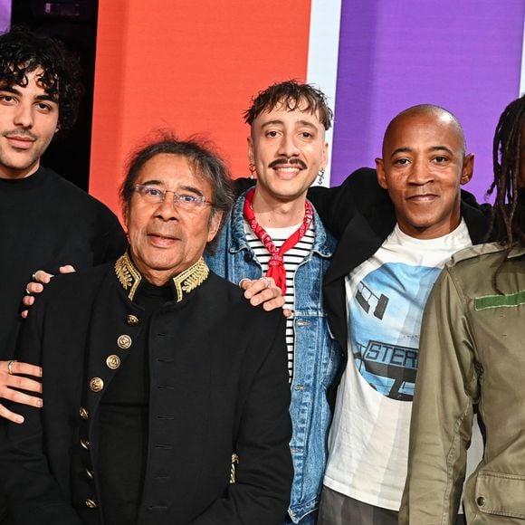 Laurent Voulzy et ses fils Quentin, Cliff, Nicolas et Julien Voulzy lors du backstage de l'enregistrement de l'émission "Famille je vous aime" qui a été diffusée le 13 juin 2025 sur France 3, aux Studios rive gauche à Paris, France, le 15 avril 2025.

© Clovis-Gaffiot/Bestimage