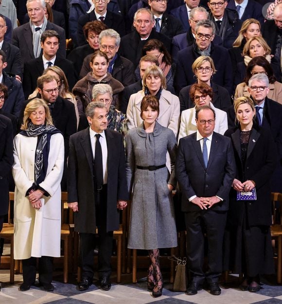 Ce samedi 7 décembre 2024, la célèbre chanteuse et Nicolas Sarkozy ont assisté à la cérémonie de réouverture de la cathédrale Notre-Dame de Paris aux côtés d'innombrables personnalités publiques.

Michel Barnier et sa femme Isabelle Altmayer, Nicolas Sarkozy, sa femme Carla Bruni, François Hollande et sa femme Julie Gayet, Anne Hidalgo Cérémonie de réouverture de la cathédrale Notre-Dame de Paris, le 7 décembre 2024. 
© Dominique Jacovides / Bestimage