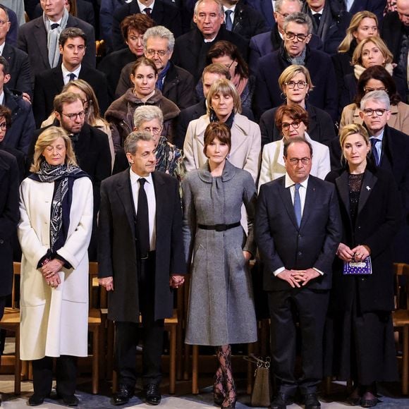 Ce samedi 7 décembre 2024, la célèbre chanteuse et Nicolas Sarkozy ont assisté à la cérémonie de réouverture de la cathédrale Notre-Dame de Paris aux côtés d'innombrables personnalités publiques.

Michel Barnier et sa femme Isabelle Altmayer, Nicolas Sarkozy, sa femme Carla Bruni, François Hollande et sa femme Julie Gayet, Anne Hidalgo Cérémonie de réouverture de la cathédrale Notre-Dame de Paris, le 7 décembre 2024. 
© Dominique Jacovides / Bestimage