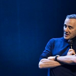 Et pour cause, à prix très accessible (19,90 euros le midi), le lieu propose une formule avec entrée et plat, 

Élie Semoun sur scène lors de la soirée de gala de la Fondation Recherche Alzheimer- Paris 2026 à l'Olympia le 30 mars 2026.

© Borde / Rindoff / Bestimage