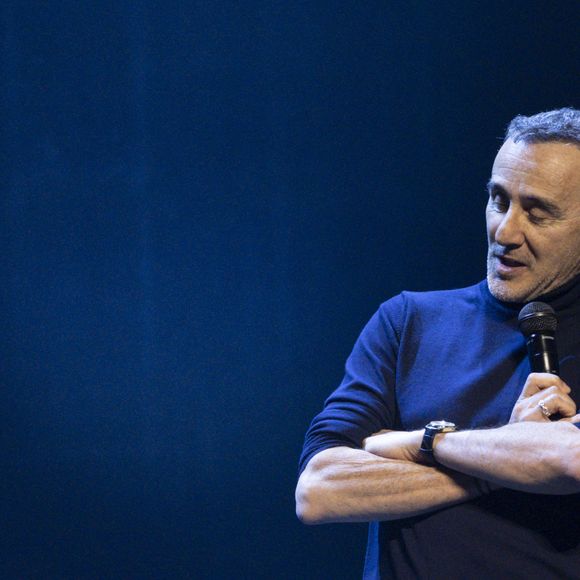 Et pour cause, à prix très accessible (19,90 euros le midi), le lieu propose une formule avec entrée et plat, 

Élie Semoun sur scène lors de la soirée de gala de la Fondation Recherche Alzheimer- Paris 2026 à l'Olympia le 30 mars 2026.

© Borde / Rindoff / Bestimage