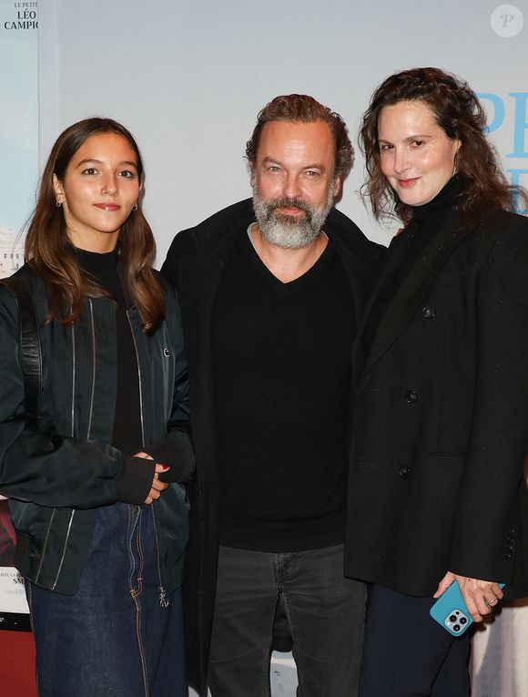 Héroïnomane, sa maman laissait trainer les seringues et l'a même oubliée une fois à la gare du Nord. 

Patrick Mille entouré de sa compagne Justine Levy et de leur fille Suzanne Mille - Avant-première du film "Le petit blond de la Casbah" au cinéma Publicis à Paris. Le 8 novembre 2023
© Coadic Guirec / Bestimage
