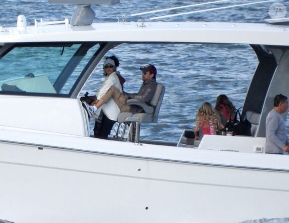 Anna Kournikova, enceinte, son compagnon Enrique Iglesias et leurs enfants, Lucy et Nicholas, 7 ans, et de leur petite sœur Mary, 5 ans, font une sortie en bateau à Miami, le 12 octobre 2025. 
©305SCHOCK / Bestimage