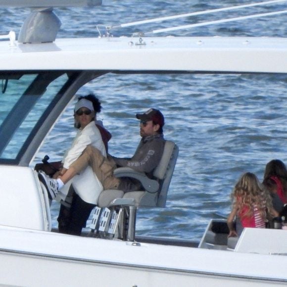 Anna Kournikova, enceinte, son compagnon Enrique Iglesias et leurs enfants, Lucy et Nicholas, 7 ans, et de leur petite sœur Mary, 5 ans, font une sortie en bateau à Miami, le 12 octobre 2025. 
©305SCHOCK / Bestimage