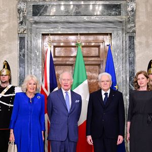 Le roi Charles III d'Angleterre et Camilla Parker Bowles, reine consort d'Angleterre, accueillis par Sergio Mattarella, le président italien, et sa fille Laura Mattarella à leur arrivée au palais du Quirinal à Rome, le 8 avril 2025. Le couple royal britannique est en visite d'Etat de quatre jours en Italie.
©Mirrorpix / Bestimage