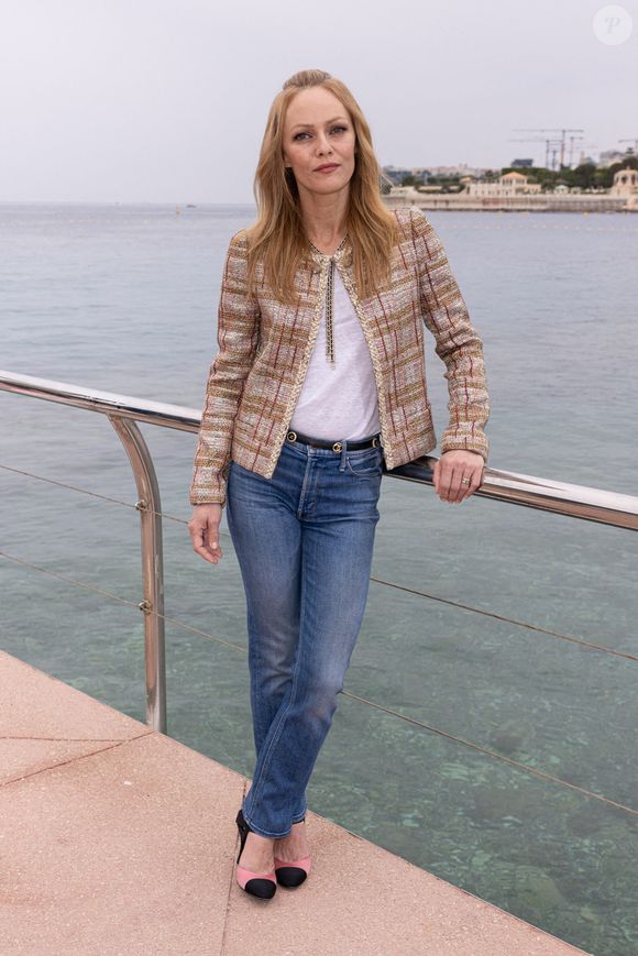 Vanessa Paradis pose avant le défilé de la Chanel Cruise Collection 2022-23 qui s'est déroulé sur la plage de Monte Carlo à Monaco. Monaco le 5 mai 2022. Photo de Marco Piovanotto/ABACAPRESS.COM