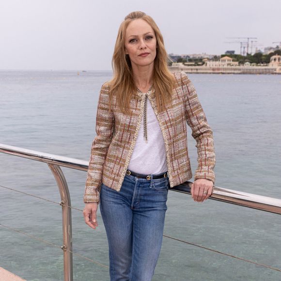 Vanessa Paradis pose avant le défilé de la Chanel Cruise Collection 2022-23 qui s'est déroulé sur la plage de Monte Carlo à Monaco. Monaco le 5 mai 2022. Photo de Marco Piovanotto/ABACAPRESS.COM
