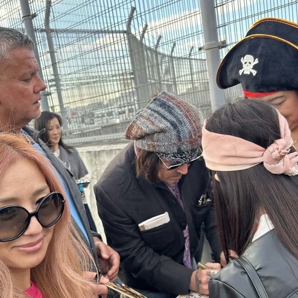 Tokyo, JAPON Johnny Depp arrive à l'aéroport international Haneda de Tokyo en jet affrété. Alors qu'il sort du terminal VIP privé, il remarque que des fans sont rassemblés et se dirige vers eux pour les saluer.  L'acteur hollywoodien superstar est en visite au Japon pour promouvoir son exposition d'art "A Bunch Of Stuff".
Sur la photo : Johnny Depp 

Backgrid USA / Bestimage