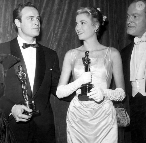Archives - Marlon Brando et Grace Kelly avec leur Oscar, Bob Hope, lors de la 27ème cérémonie à New York. Le 30 mars 1955
© Globe Photos / Zuma Press / Bestimage