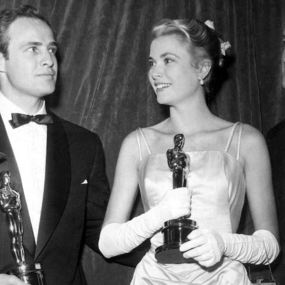 Archives - Marlon Brando et Grace Kelly avec leur Oscar, Bob Hope, lors de la 27ème cérémonie à New York. Le 30 mars 1955
© Globe Photos / Zuma Press / Bestimage