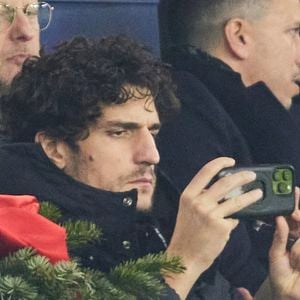 Louis Garrel dans les tribunes du match de Ligue 1 McDonald's opposant le Paris Saint-Germain (PSG) à Lyon (3-1) au Parc des Princes à Paris le 15 décembre 2024.