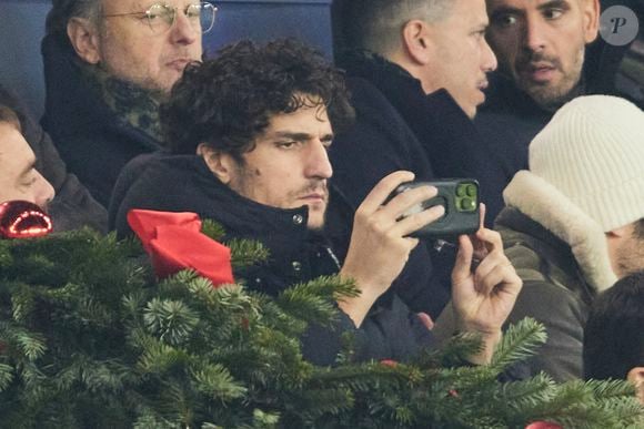 Louis Garrel dans les tribunes du match de Ligue 1 McDonald's opposant le Paris Saint-Germain (PSG) à Lyon (3-1) au Parc des Princes à Paris le 15 décembre 2024.