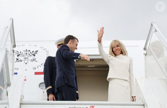 Cette dernière s'est toujours montrée présente dans les bons et les mauvais moments 
Cérémonie de départ du Président de la République française Emmanuel Macron et sa femme la Première Dame Brigitte Macron en présence de Aziz Akhannouch, chef du gouvernement du Maroc à l'aéroport de Salé au nord de Rabat le 30 octobre 2024. © Dominique Jacovides/Bestimage