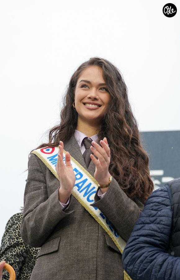 Hinaupoko Devèze, Miss France 2026 - Grand Steeple-Chase de Paris 2026 à l’Hippodrome d’Auteuil à Paris le 17 mai 2026. © Anne-Sophie Guebey/Bestimage