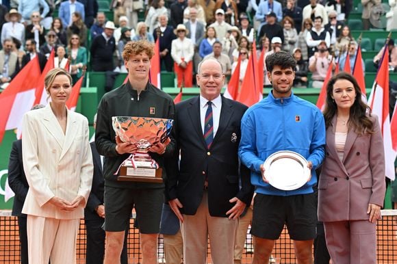 Le prince Albert II de Monaco, la princesse Charlène, Mélanie-Antoinette de Massy (présidente de la fédération monégasque de tennis), Jannik Sinner, Carlos Alcaraz lors de la remise de prix du Rolex Monte-Carlo Masters au Monte-Carlo Country Club de Monaco le 12 avril 2026

© Bruno Bebert / Bestimage