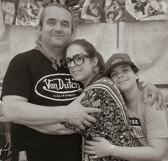 Depuis ils ont accueilli un fils et ont de quoi être heureux mais voilà, leur exploitation d’Armagnac connaît de graves difficultés depuis la récolte 2024.

Frédérique et Pierre de L'Amour est dans le pré sur Instagram @pierrefredlamourestdanslepre