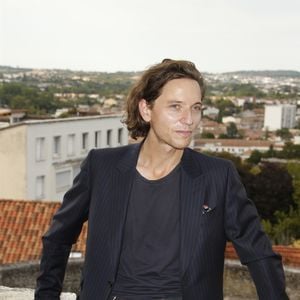 Raphaël, 1,75 m pour 69 kg, court cinq jours par semaine dans les rues de Montmartre, une habitude qui, selon "L'Équipe", lui permet de libérer son esprit et de nourrir sa créativité. 

Le chanteur Raphaël - 10ème Festival du Film Francophone d'Angoulême. 
© Christophe Aubert via Bestimage