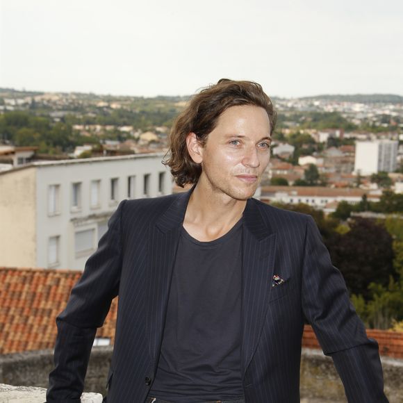 Raphaël, 1,75 m pour 69 kg, court cinq jours par semaine dans les rues de Montmartre, une habitude qui, selon "L'Équipe", lui permet de libérer son esprit et de nourrir sa créativité. 

Le chanteur Raphaël - 10ème Festival du Film Francophone d'Angoulême. 
© Christophe Aubert via Bestimage