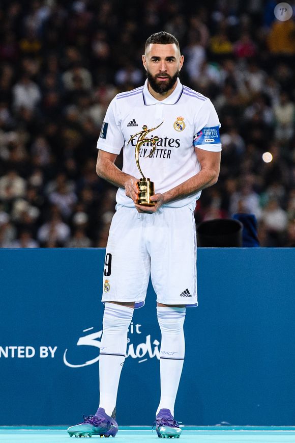 Karim Benzema du Real Madrid avec le trophée FIFA Fair Play lors de la coupe du monde des clubs opposant le Real Madrid au Al Hilal au stade Prince Moulay Abdellah à Rabat, Maroc, le 11 février 2023. Le Real a Gagné 5-3. © Marcio Machado/Zuma Press/Bestimage